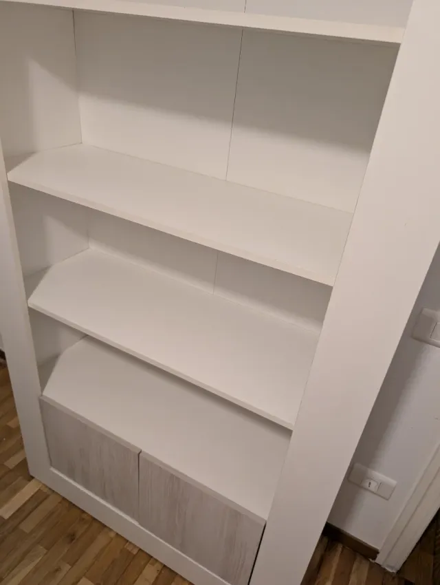 Librería blanca y madera