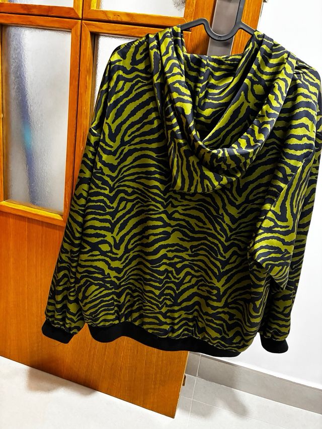 Chaqueta Bimba y Lola cremallera estampado cebra