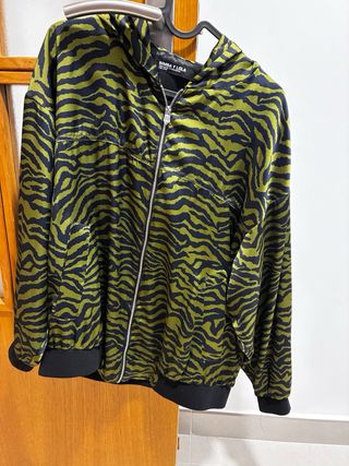 Chaqueta Bimba y Lola cremallera estampado cebra