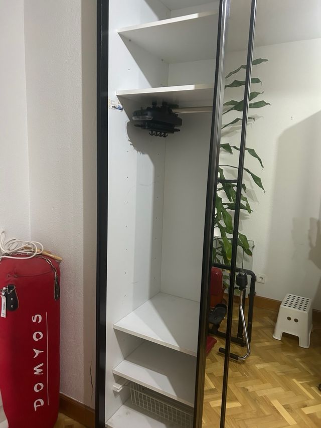 Guardaroba con porte scorrevoli a specchio