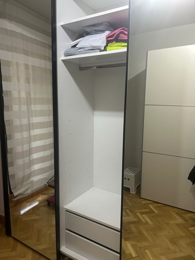 Guardaroba con porte scorrevoli a specchio