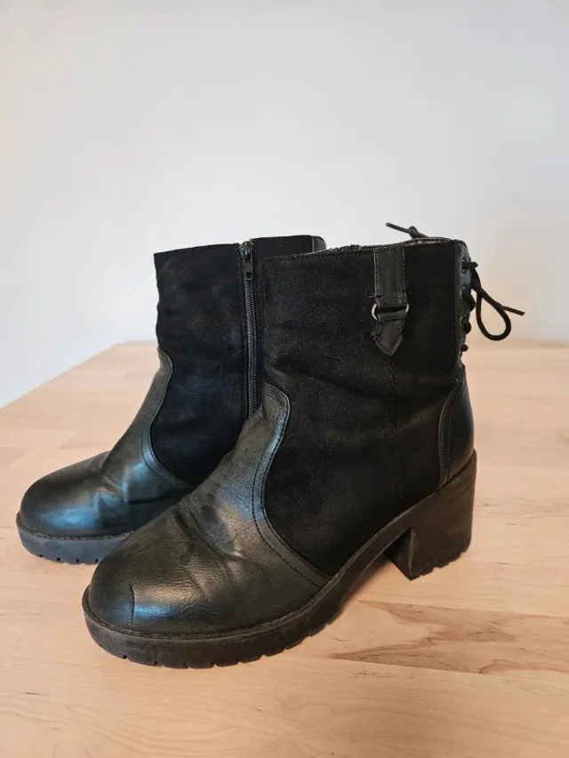 Botines negros con cordones y cremallera