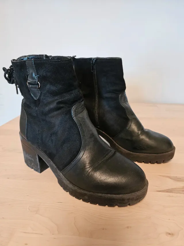 Botines negros con cordones y cremallera