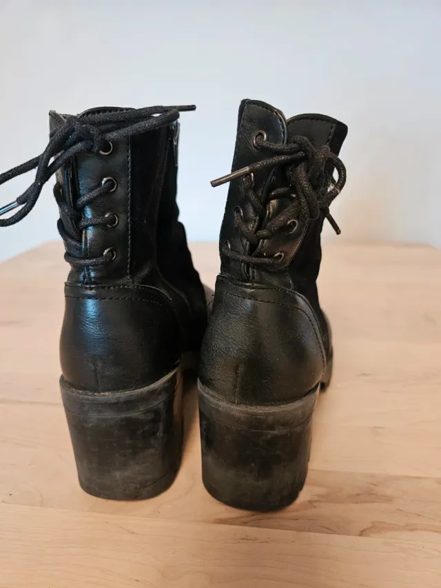 Botines negros con cordones y cremallera