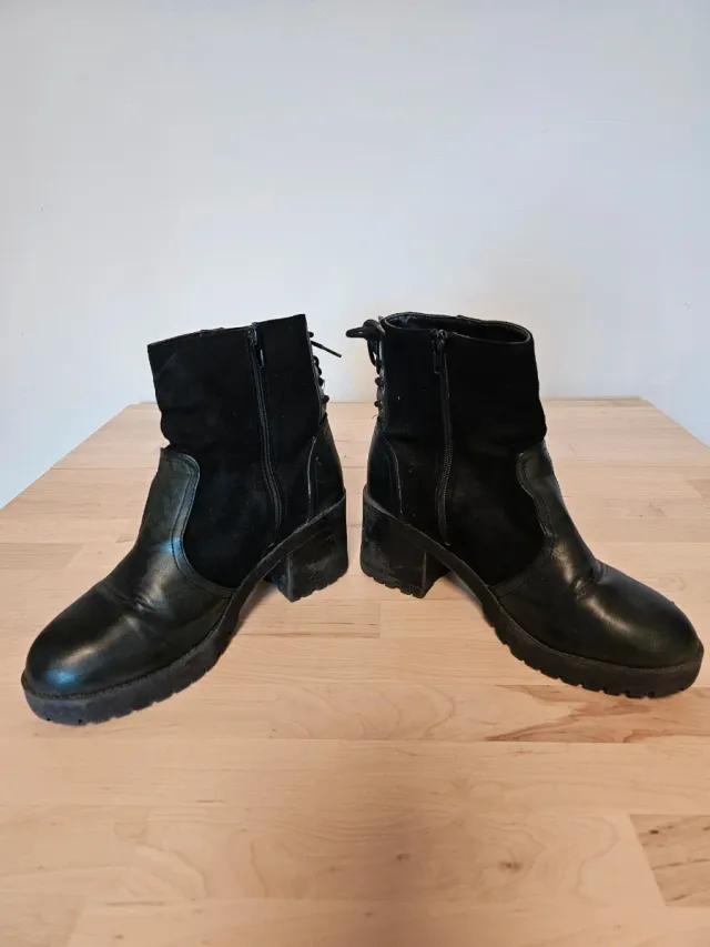 Botines negros con cordones y cremallera