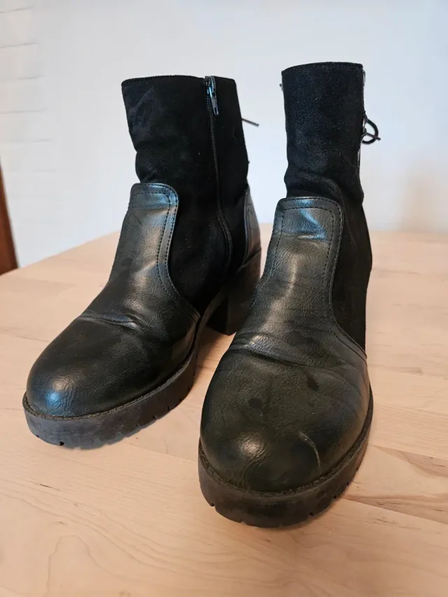 Botines negros con cordones y cremallera