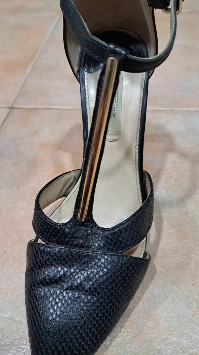 Zapatos de tacón Uterqüe negros