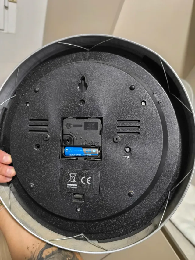 Reloj de pared redondo con termómetro