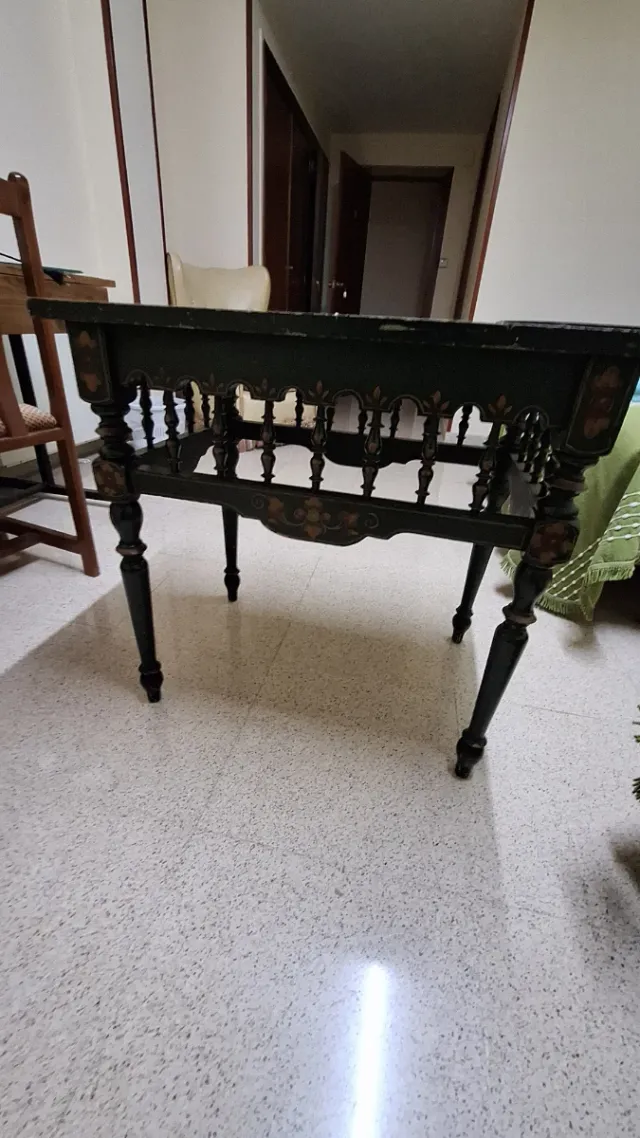 Mesa decorada verde y dorada