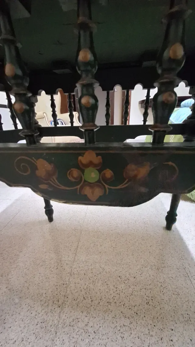 Mesa decorada verde y dorada