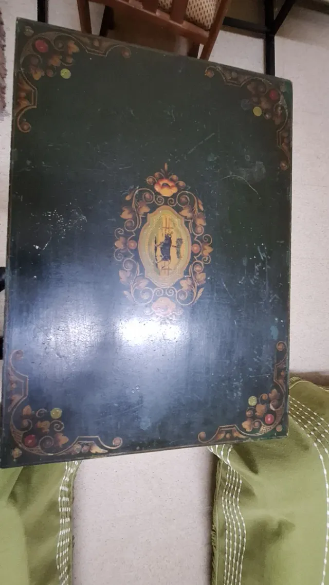 Mesa decorada verde y dorada