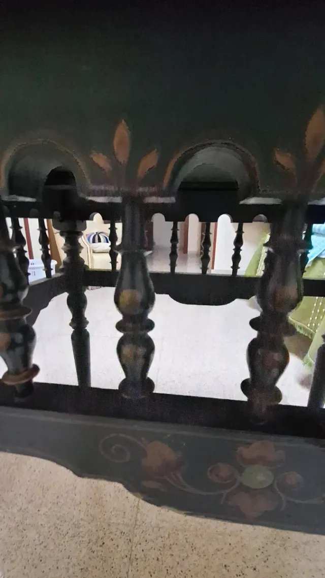 Mesa decorada verde y dorada