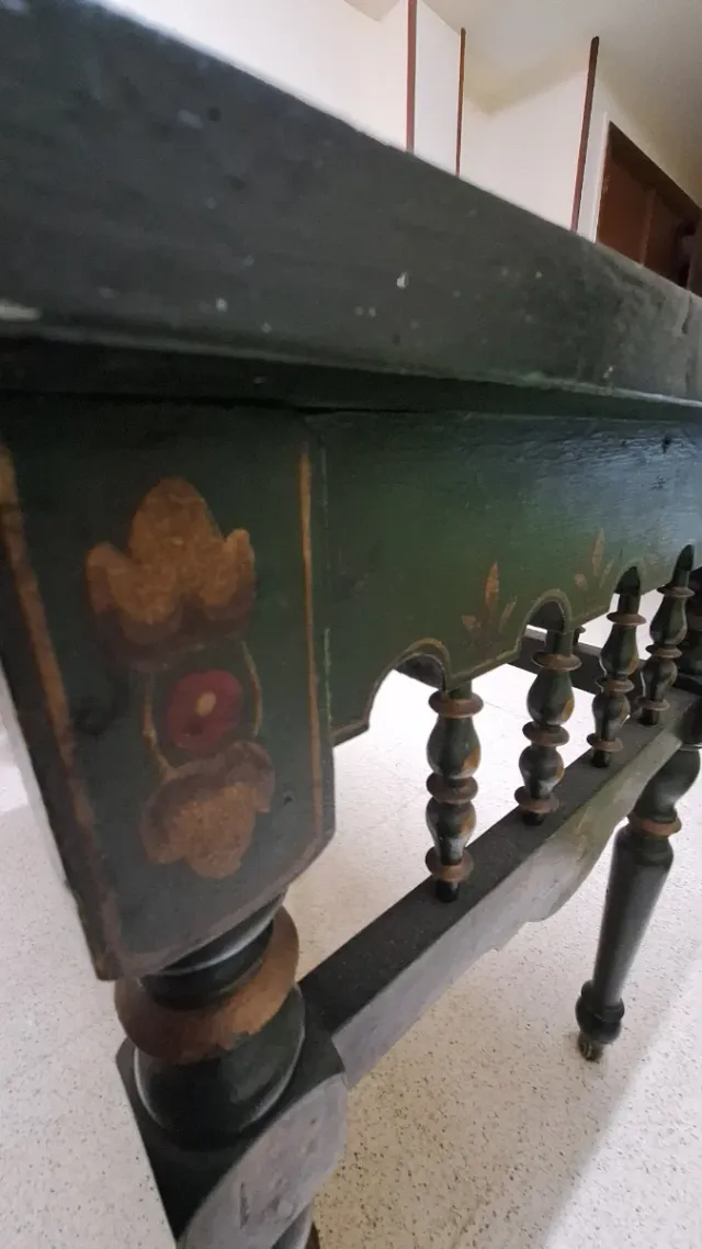 Mesa decorada verde y dorada