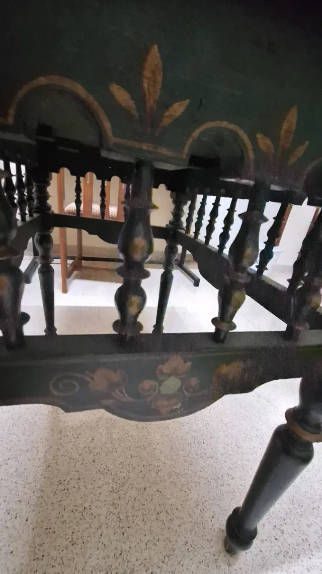 Mesa decorada verde y dorada