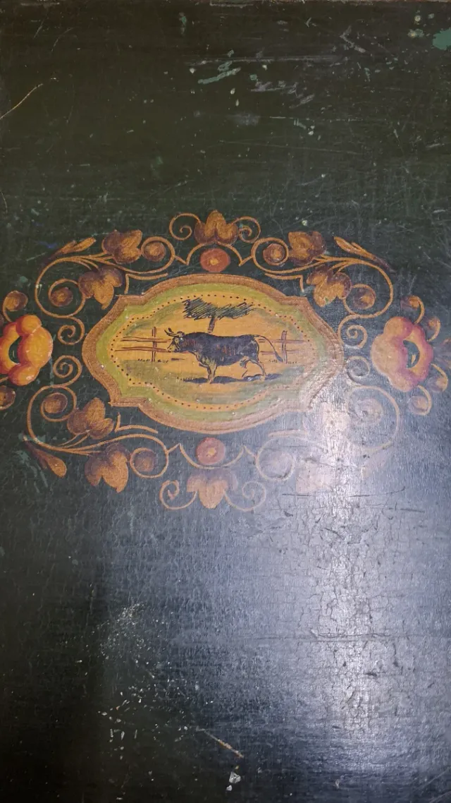 Mesa decorada verde y dorada