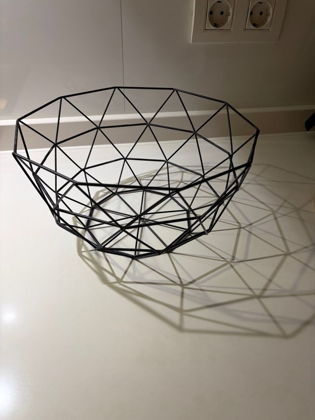 Frutero de metal negro geométrico