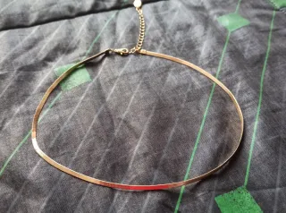 Gargantilla dorada plana