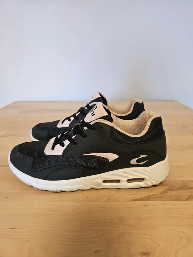 Zapatillas en negro y rosa