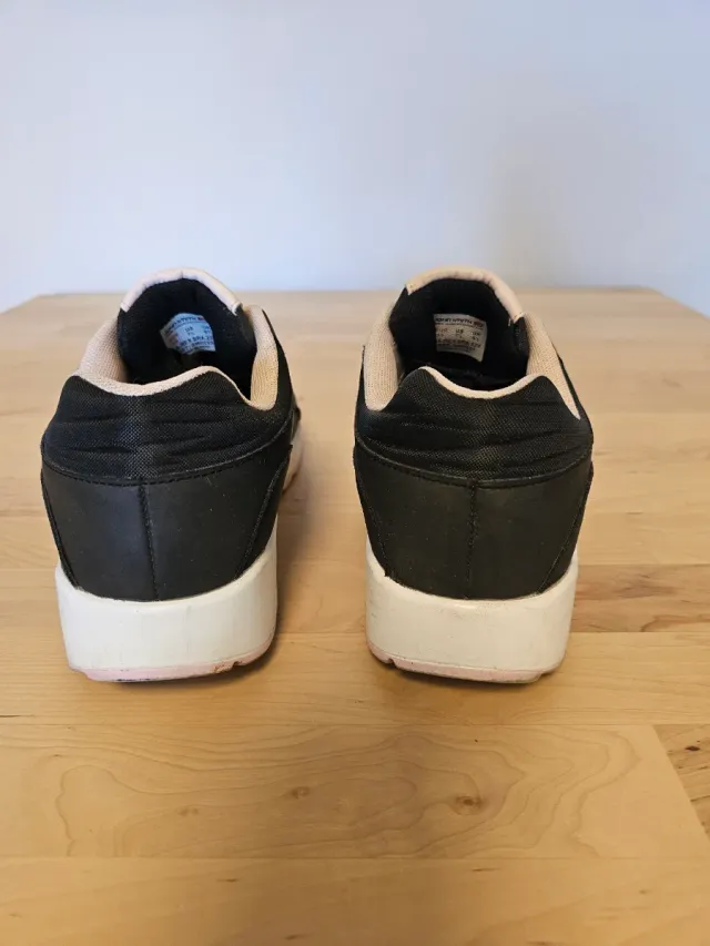 Zapatillas en negro y rosa