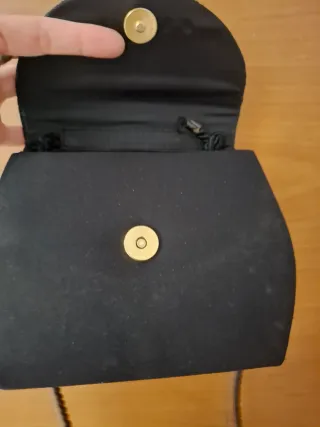 Bolso de fiesta negro con detalle.