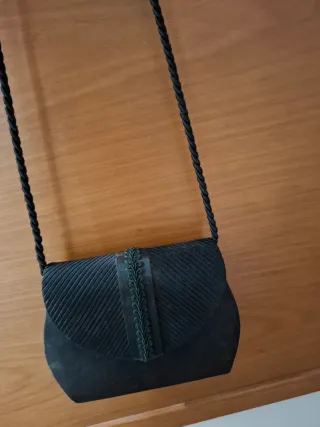 Bolso de fiesta negro con detalle.