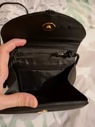 Bolso de fiesta negro con detalle.