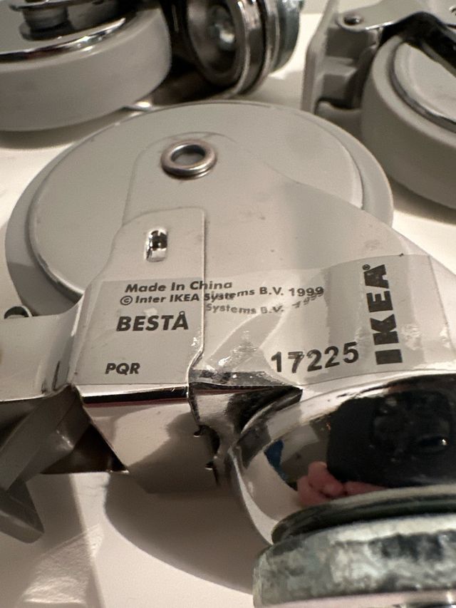 4 Ruedas IKEA Besta Metálicas