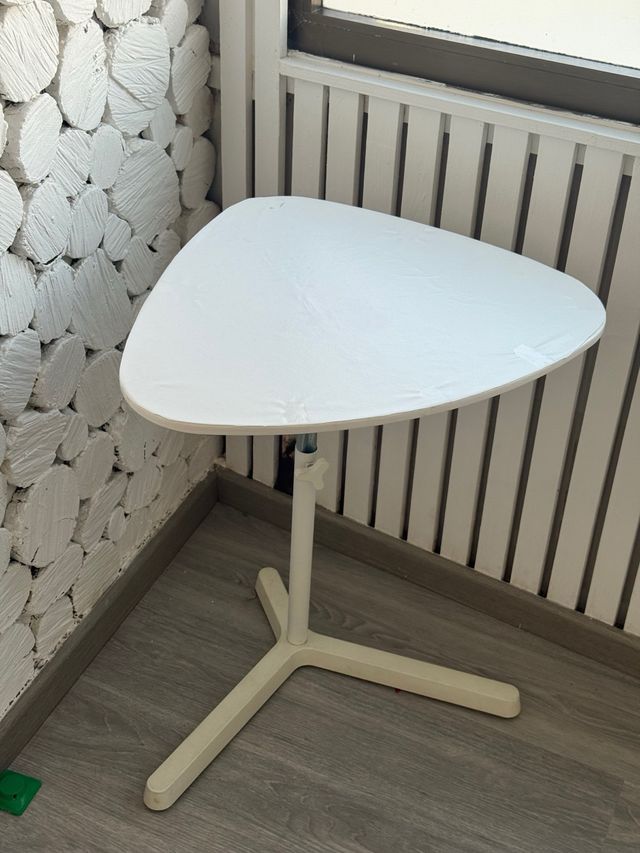 Mesa auxiliar blanca ajustable