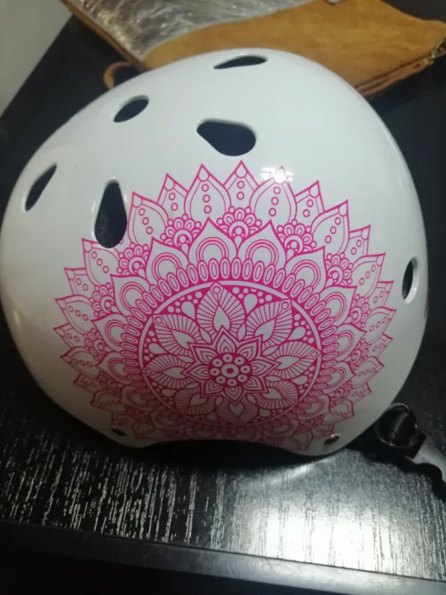 Casco blanco patines mandala rosa