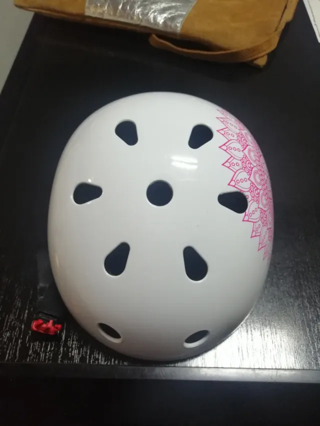 Casco blanco patines mandala rosa