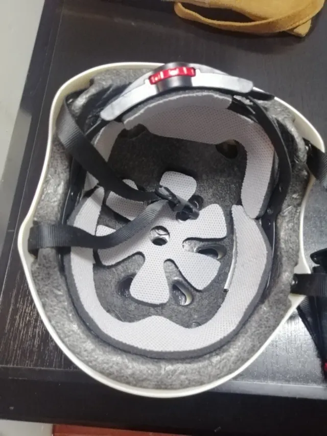 Casco blanco patines mandala rosa