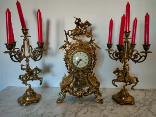 Reloj y candelabros de bronce estilo antiguo