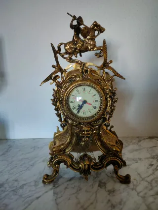 Reloj y candelabros de bronce estilo antiguo