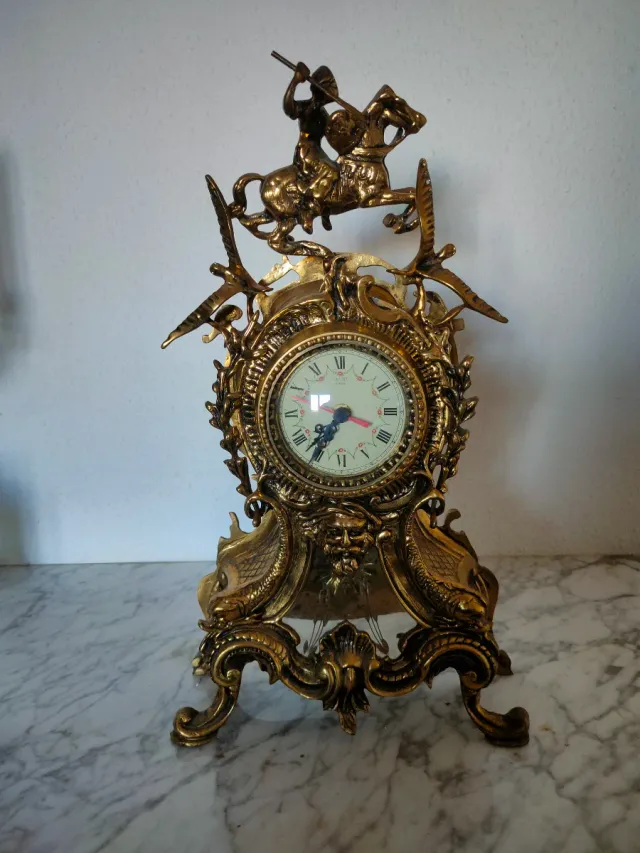 Reloj y candelabros de bronce estilo antiguo