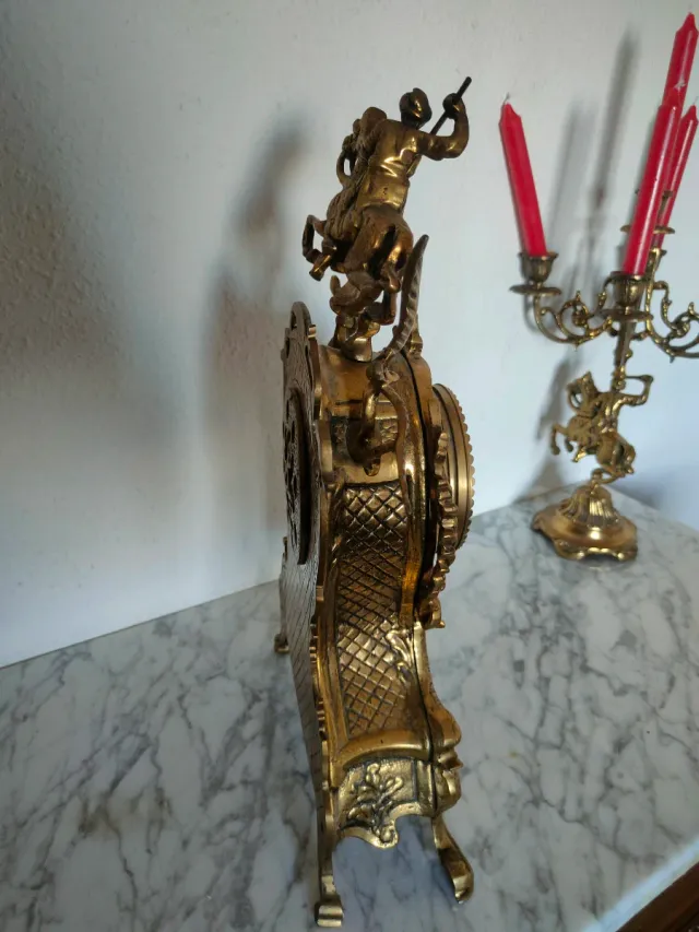 Reloj y candelabros de bronce estilo antiguo