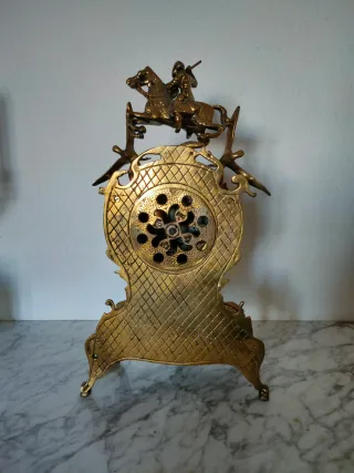 Reloj y candelabros de bronce estilo antiguo