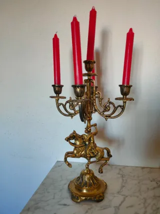 Reloj y candelabros de bronce estilo antiguo
