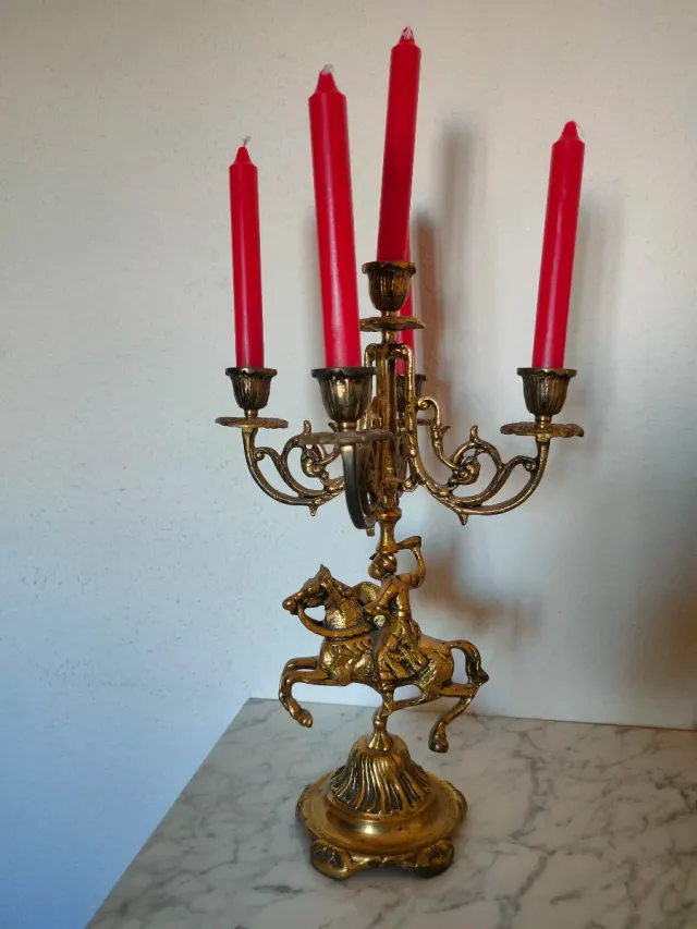 Reloj y candelabros de bronce estilo antiguo