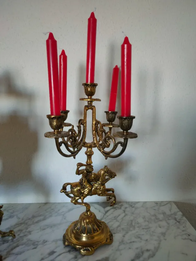 Reloj y candelabros de bronce estilo antiguo