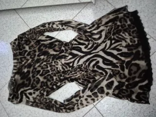 Abito leopardato off-shoulder