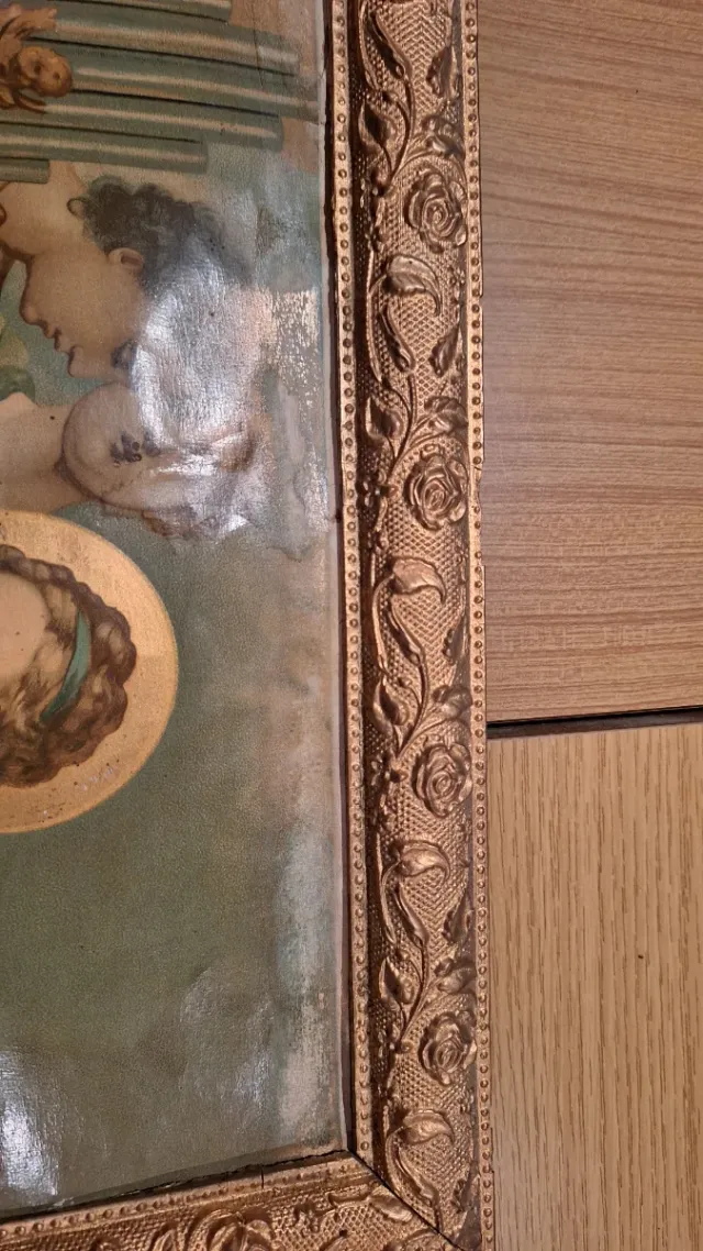 Marco de madera dorado