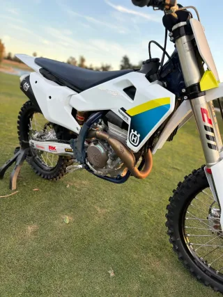 Husqvarna fc350 2025 con tan sólo 16h de uso....