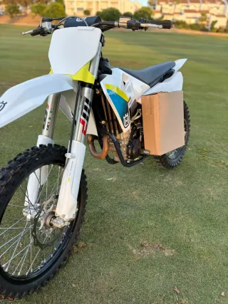 Husqvarna fc350 2025 con tan sólo 16h de uso....