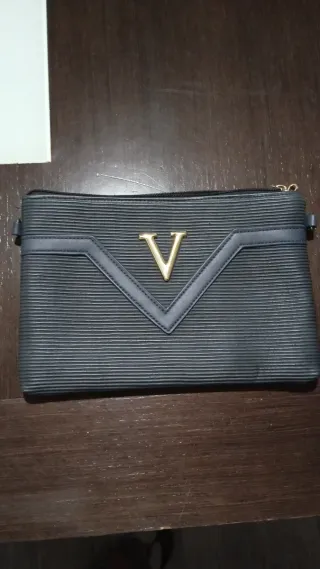 Bolso de mano gris con detalle dorado