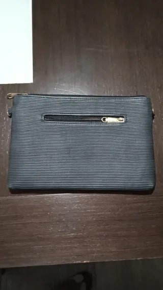 Bolso de mano gris con detalle dorado