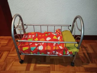 Cuna de juguete metálica