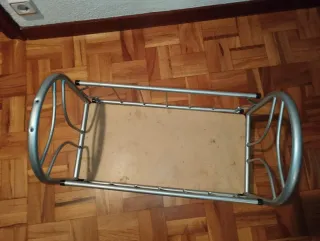 Cuna de juguete metálica