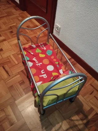 Cuna de juguete metálica