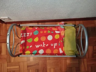 Cuna de juguete metálica