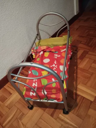Cuna de juguete metálica